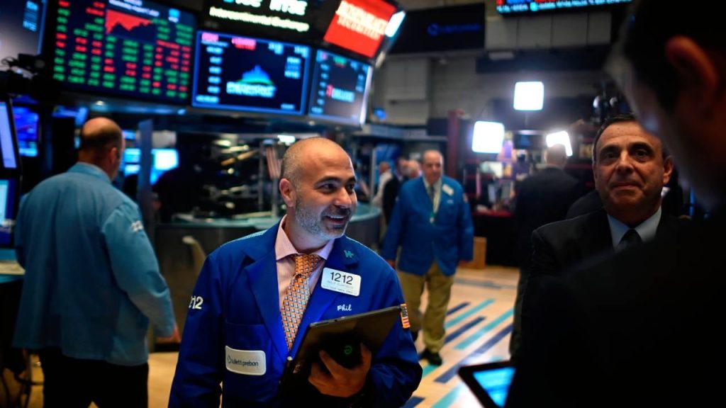 The Fed Is Lowering Interest Rates, Is It Safe To Buy Bonds?